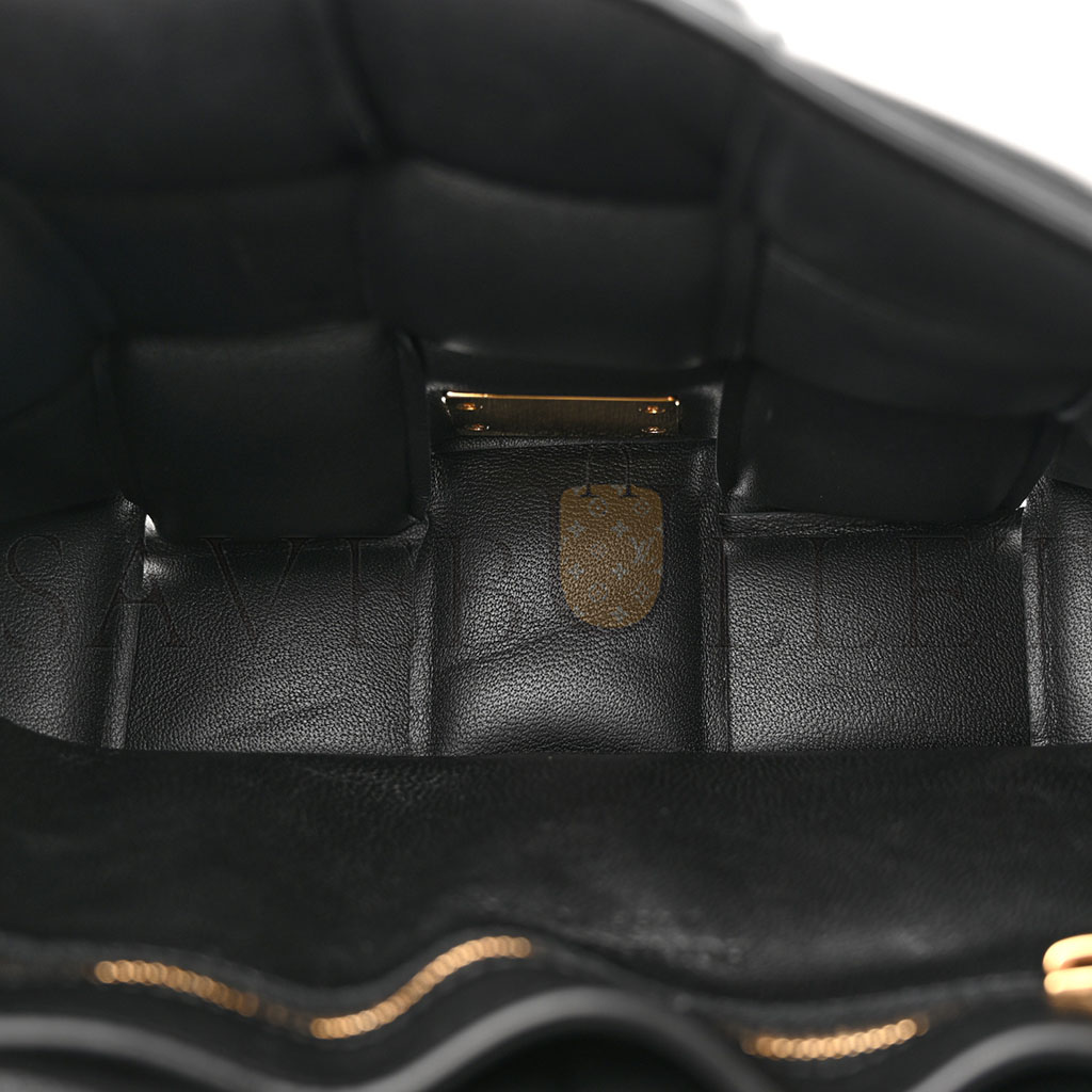 bo*te*ga Ve*ne*ta nappa maxi intrecciato padded cassette crossbody bag black (26*18*8cm)