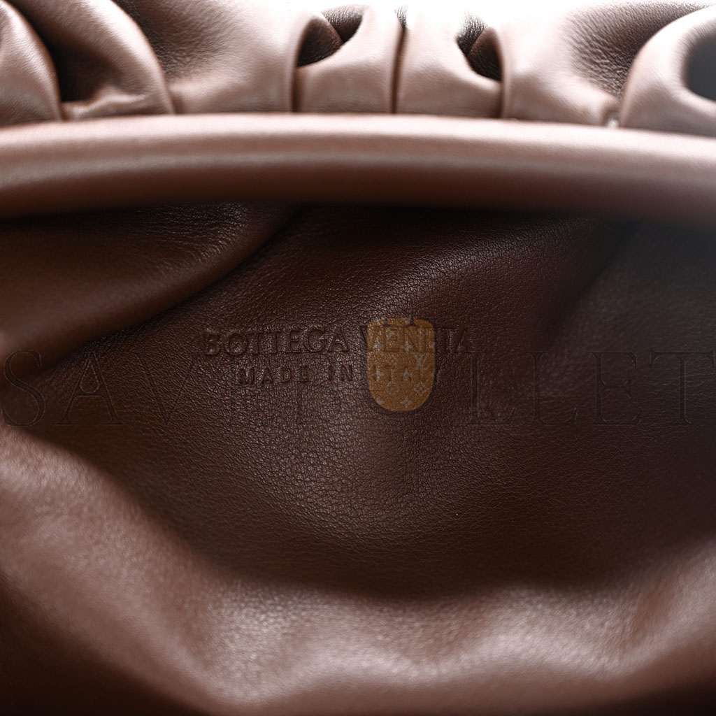 bo*te*ga Ve*ne*ta smooth butter calf the pouch oversized clutch brownie (39*19*9cm)