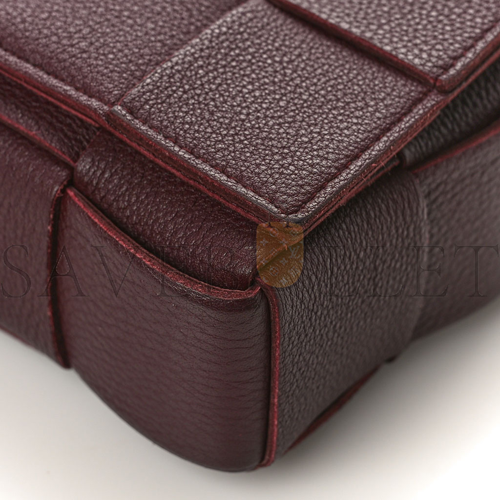bo*te*ga Ve*ne*ta grained calfskin maxi intrecciato cassette crossbody bag bordeaux (23*15*5.5cm)