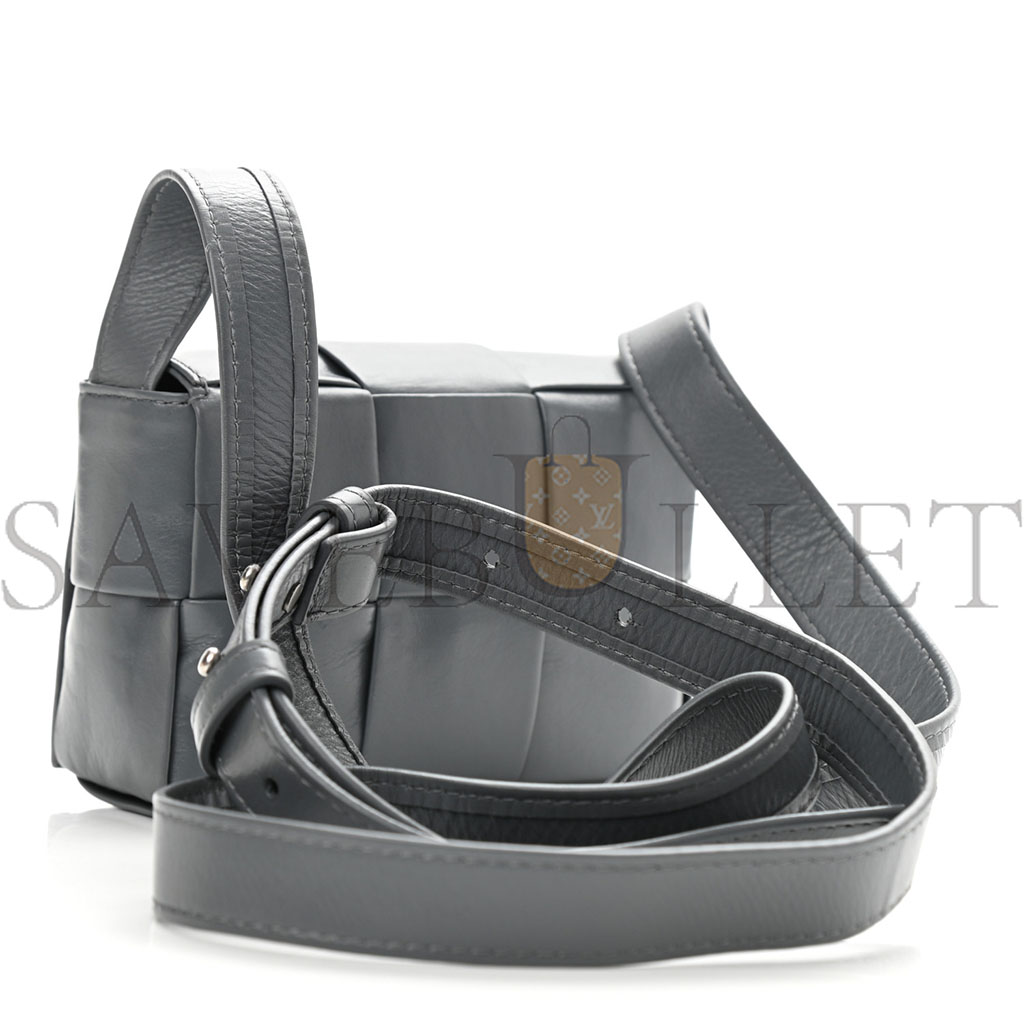 bo*te*ga Ve*ne*ta crinkled lambskin maxi intrecciato extra mini cassette crossbody bag grey (13*9*5cm)