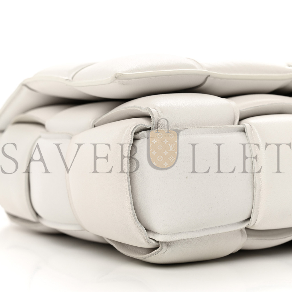 bo*te*ga Ve*ne*ta nappa maxi intreccio padded cassette crossbody bag chalk (26*18*8cm)