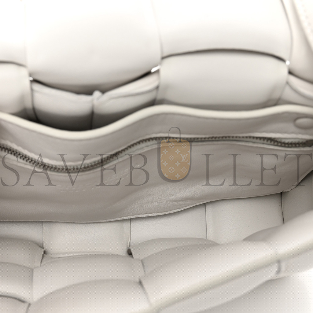 bo*te*ga Ve*ne*ta nappa maxi intreccio padded cassette crossbody bag chalk (26*18*8cm)