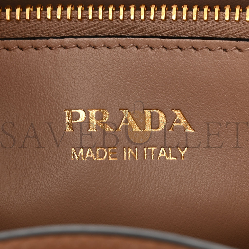 pra*a saffiano cuir small monoCh*0me top handle tote cipria (25*20*13cm)