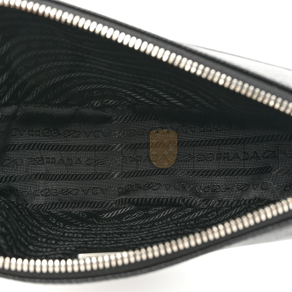Pra*a saffiano triangle wristlet black (27*15*8cm)