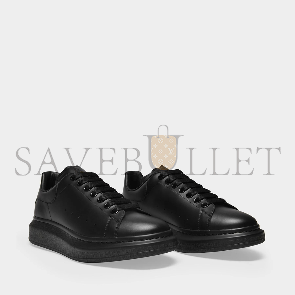 Ale*d*r m*q*en oversized sneakers in black leather and black heel 553761whgp01000