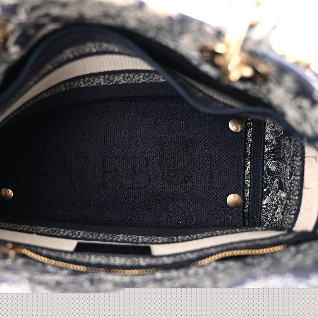 D*or toile de jouy embroidered medium lady d-lite blue (23*20*11.4cm)